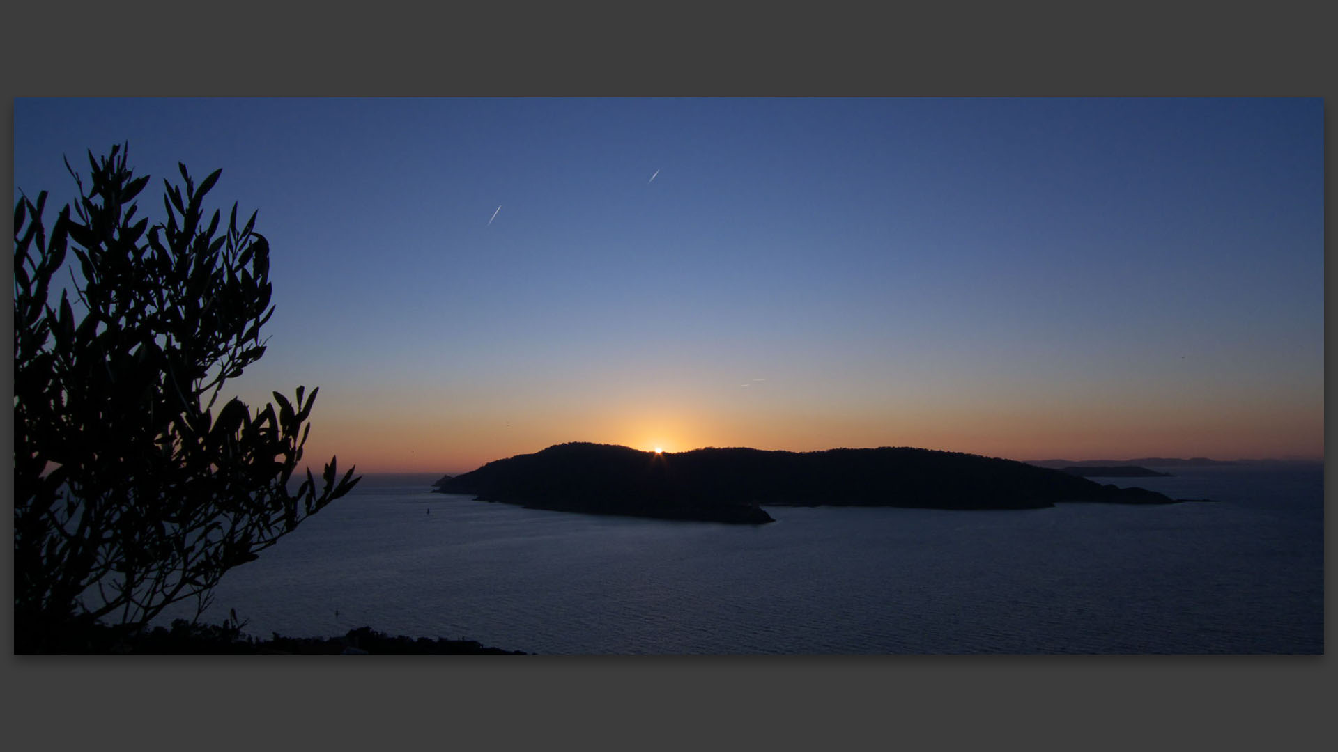 Coucher de soleil sur Port Cros. 