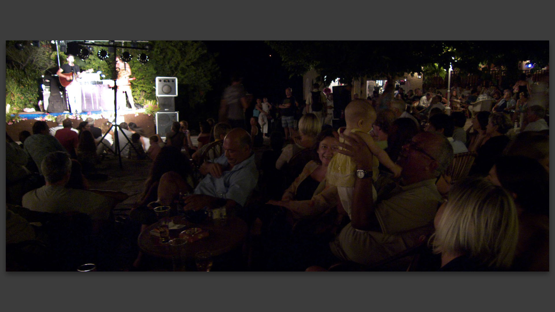 Public pour une soirée spectacle sur la place du village. 