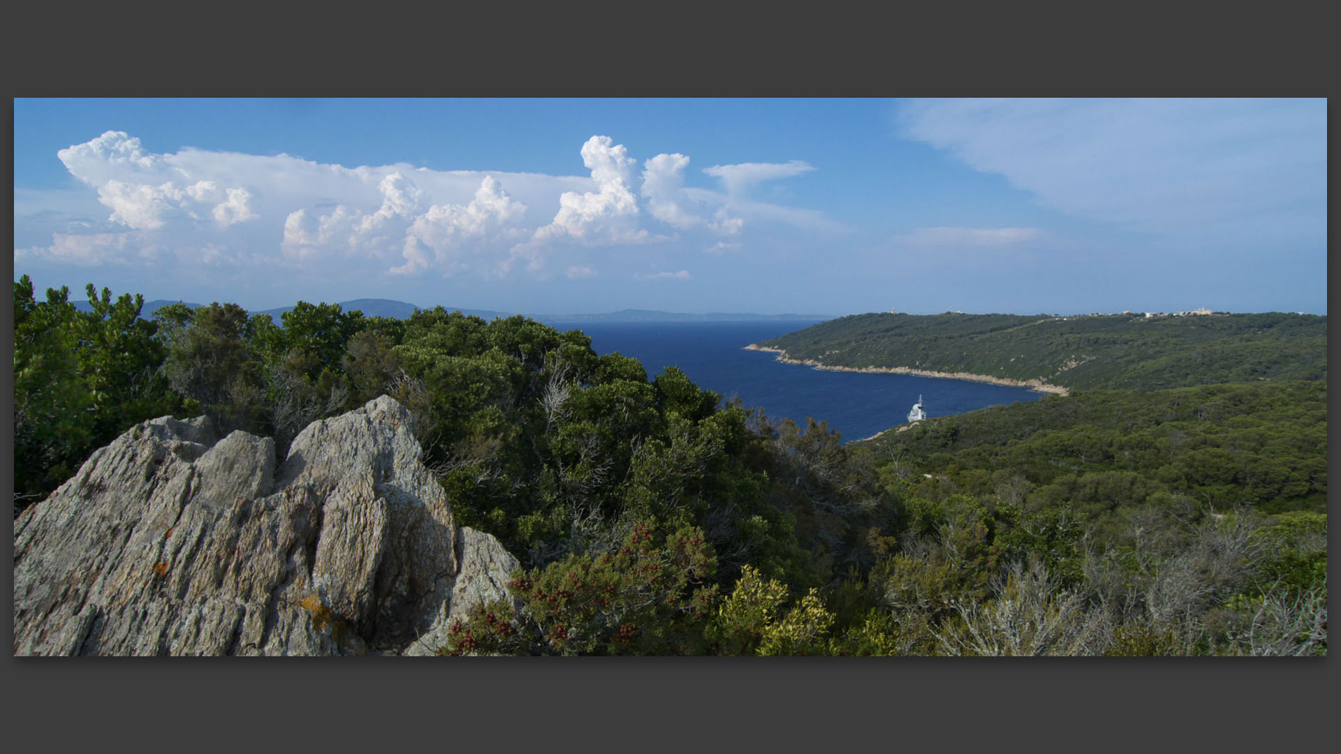 Vue sur la partie militaire de l'île du Levant. 