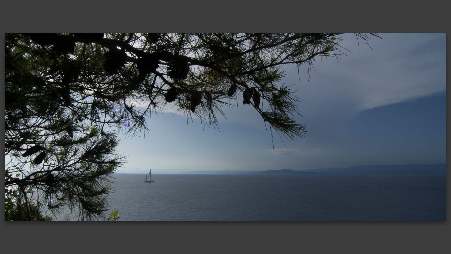 Au loin, le cap Bénat. 