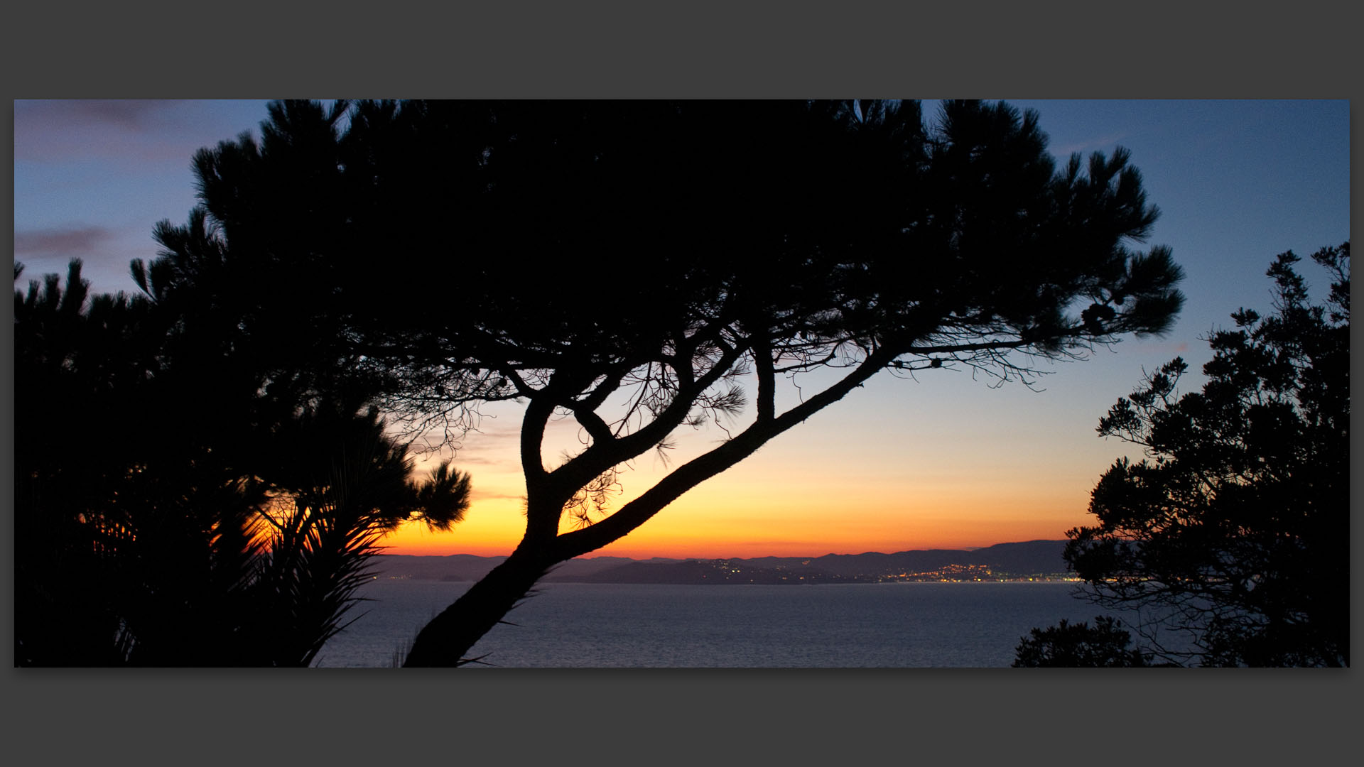 La nuit tombe sur le Lavandou, au loin. 