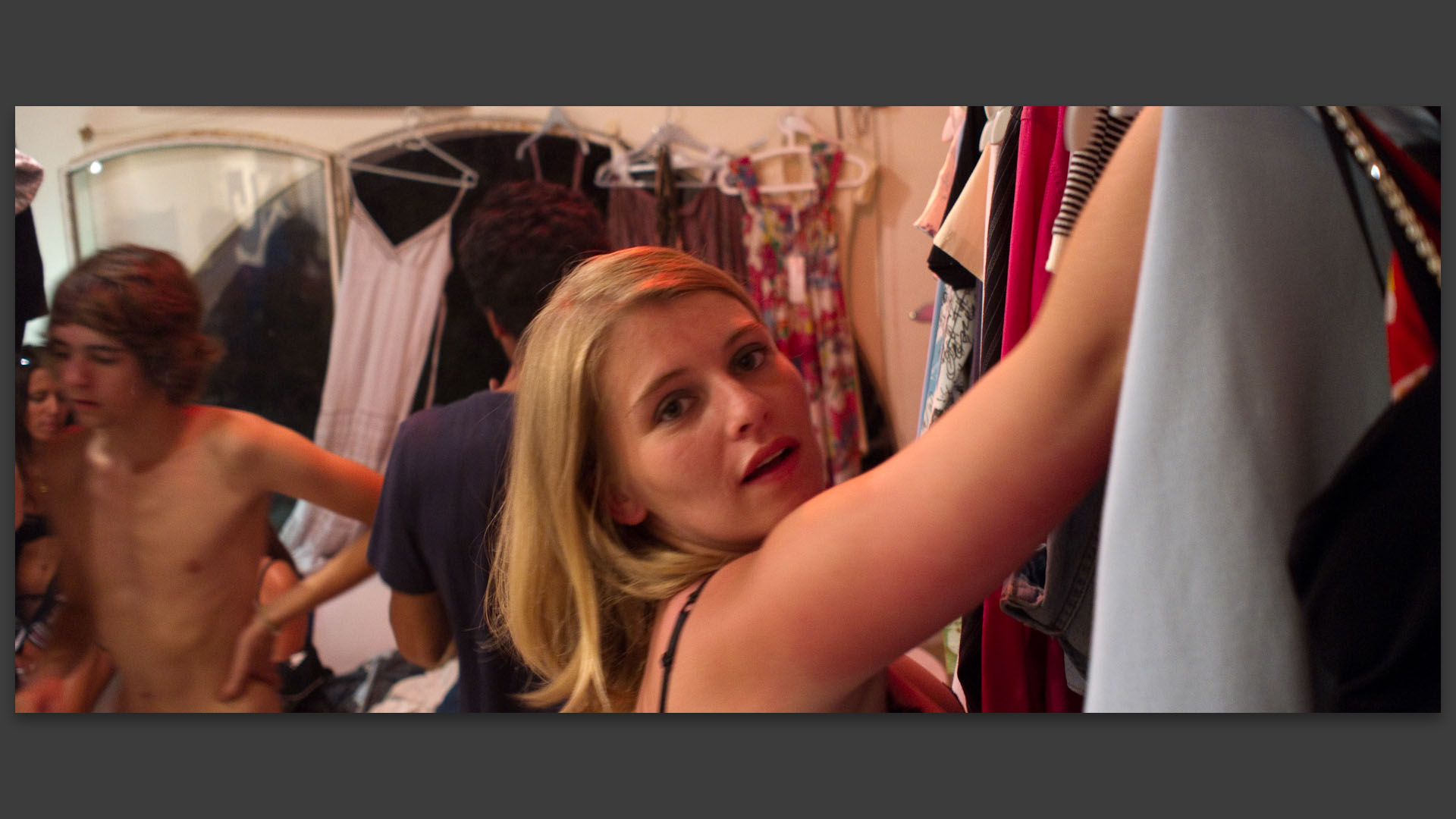 Les coulisses du défilé de mode de Nathalie dans la boutique du Minimum. 