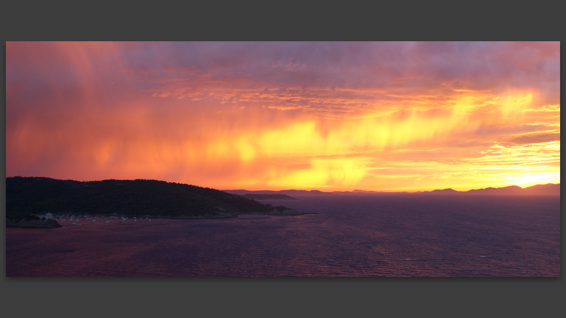 Flamboyant coucher de soleil sur Port Cros. 