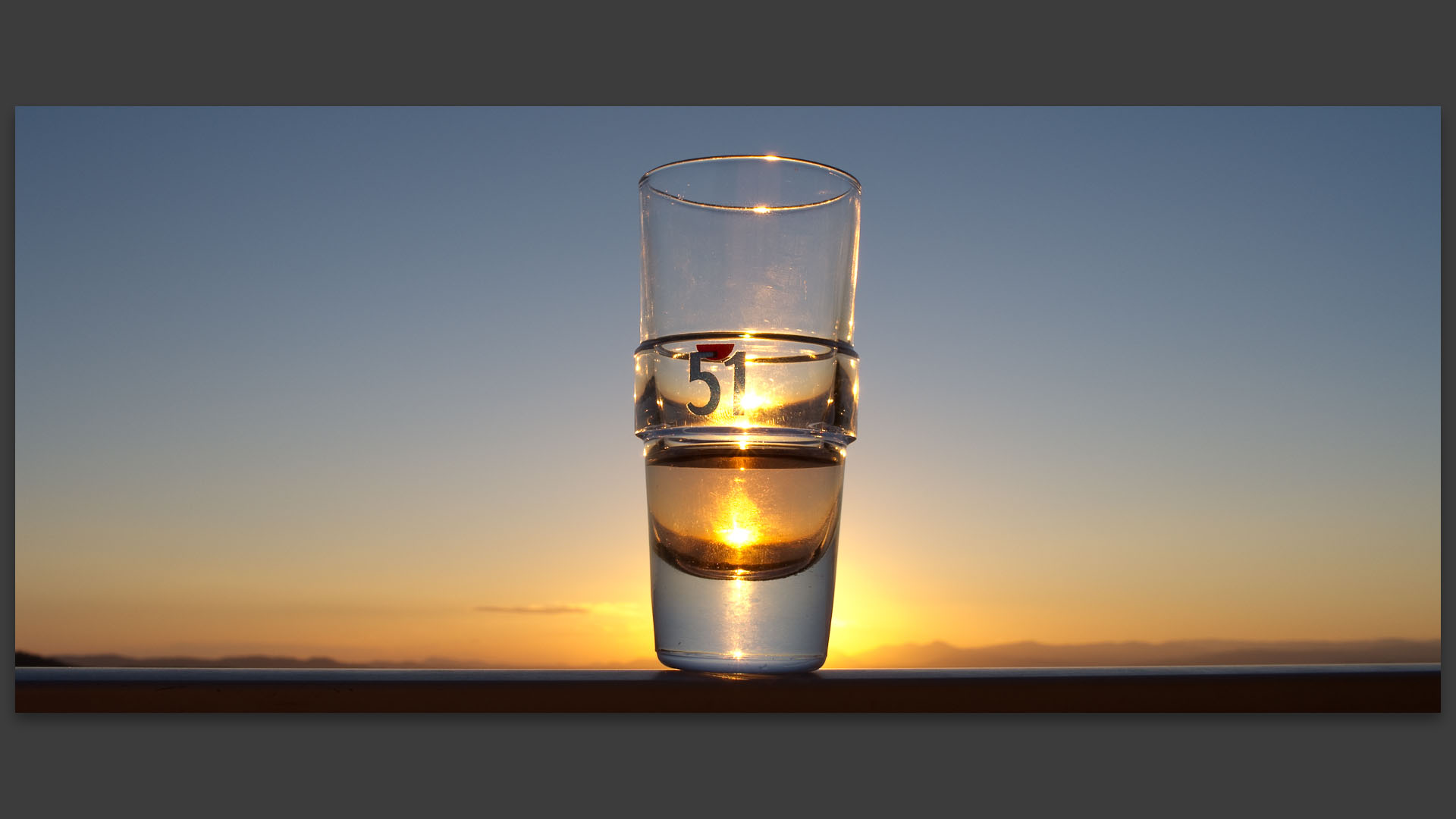 Le rosé en l'air s'évapore... devant le coucher de soleil (et dans un verre de 51).