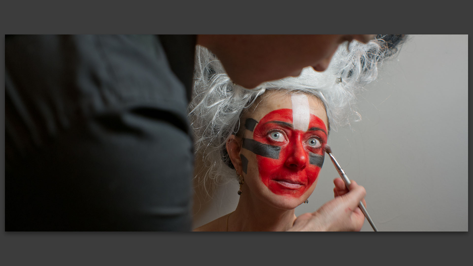 Séance de maquillage, lors du vernissage de l'exposition de photos de Marc Dubord, au restaurant Anka.Ma, à Roubaix.