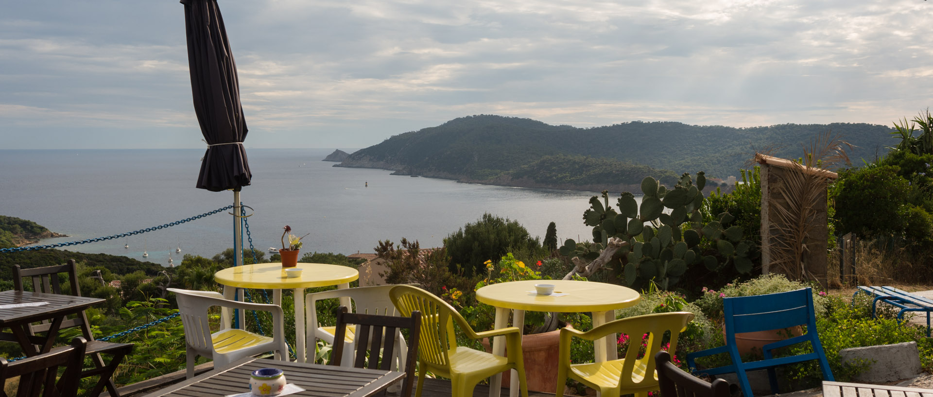 La terrasse du bazar d'Héliopolis, île du Levant.