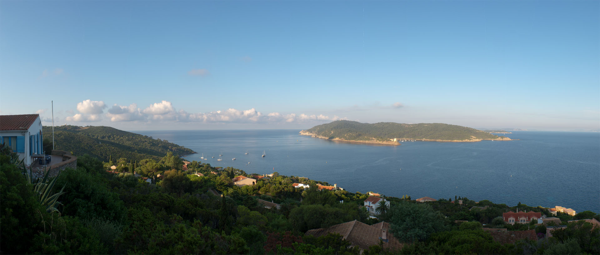 L'île du Levant et Port Cros dans le soleil du matin.