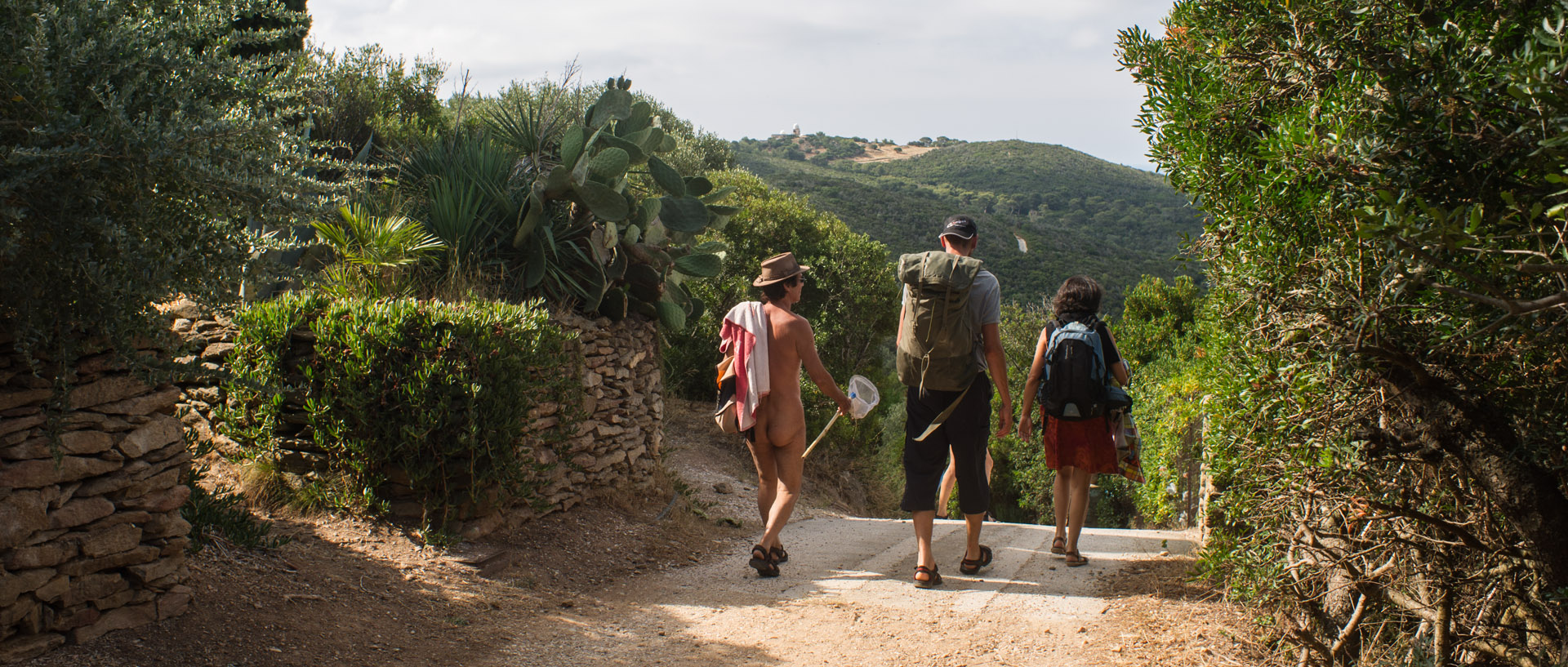 Promeneurs, corniche des Arbousiers, île du Levant.