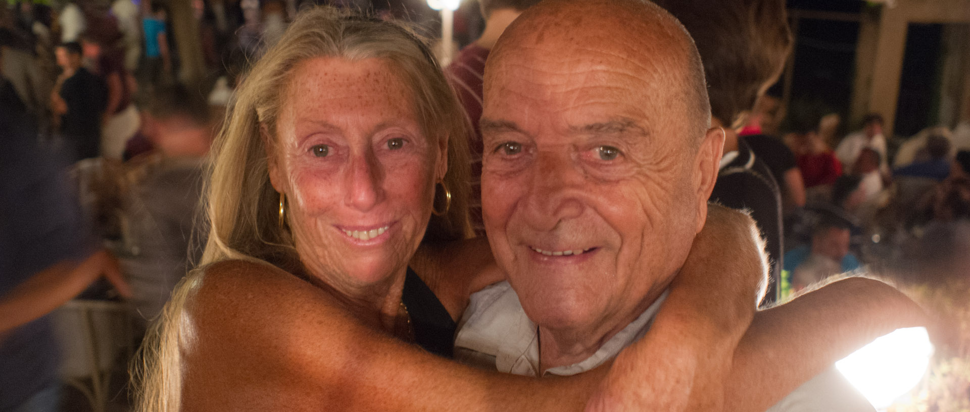 Sonia et Philippe, au Minimum, place du village d'Héliopolis, île du Levant.