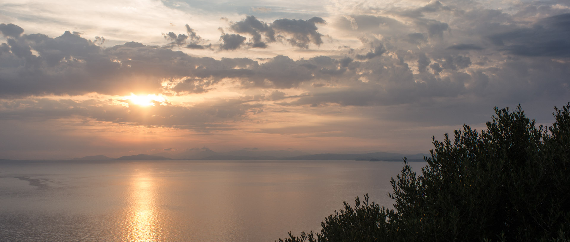 Coucher de soleil dans les nuages, île du Levant.