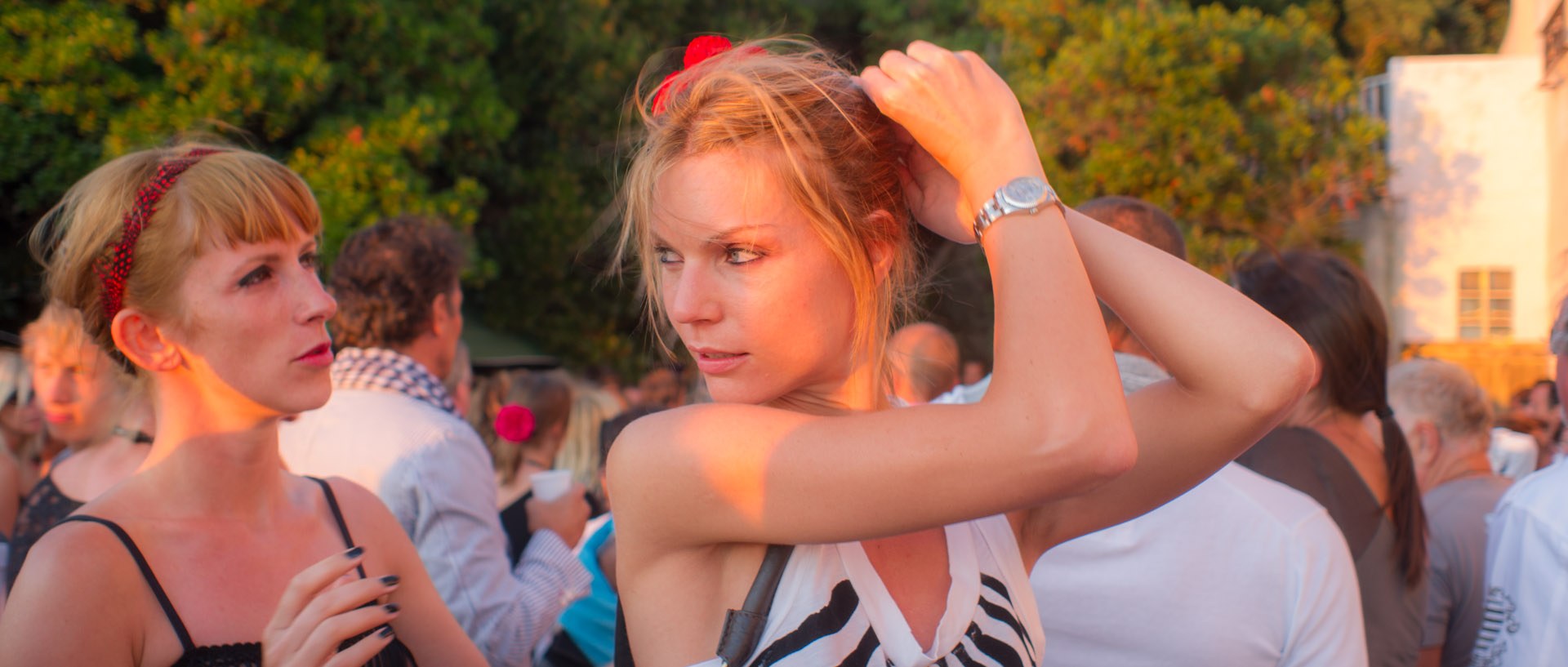 Jeunes femmes à la soirée anniversaire de Robert, île du Levant.