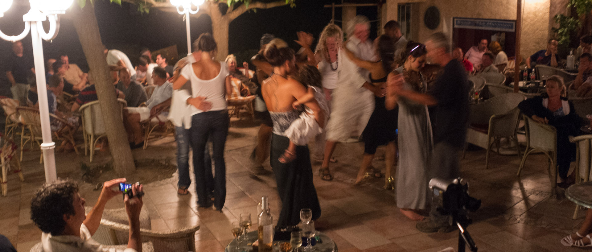 Salsa sur la terrasse du Minimum, île du Levant.