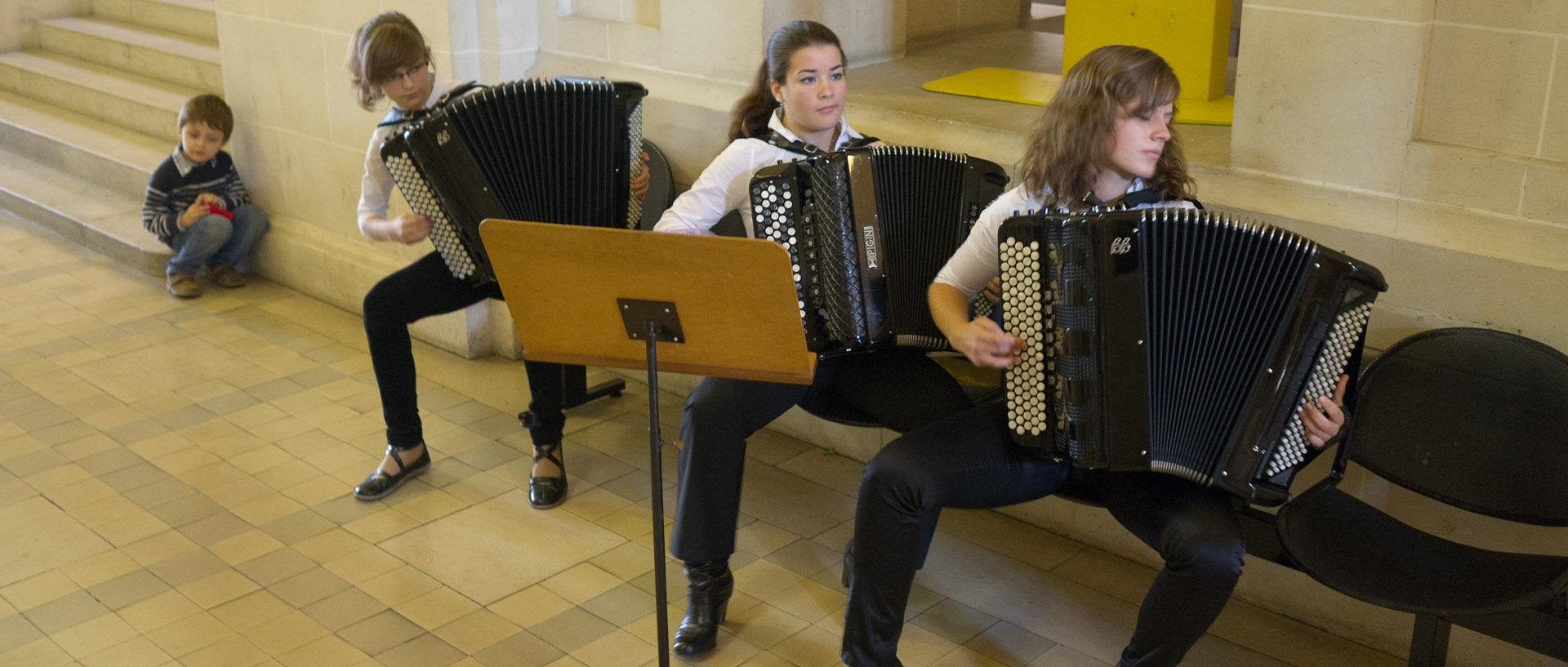 En répétition pour le concours international d'accordéon de Roubaix, en mairie.