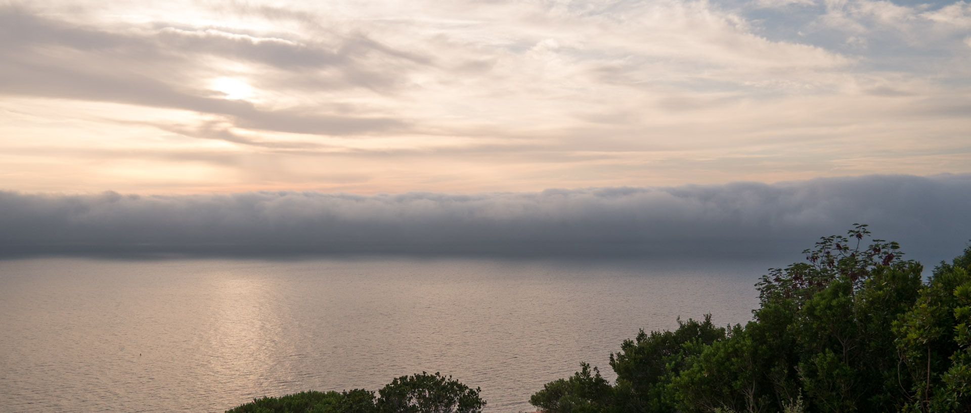 Nuages sur la mer, à l'île du Levant.