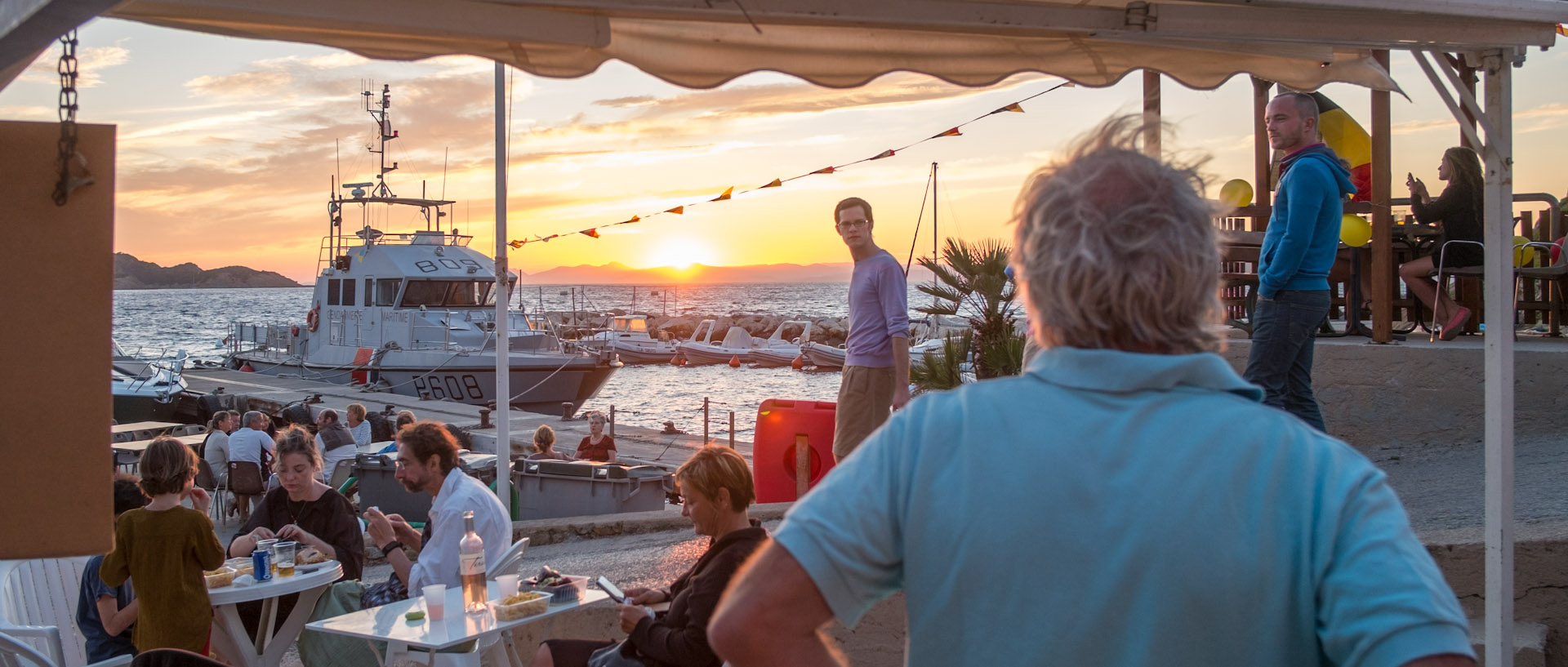 Soirée festive sur le port de l'Aygade, à l'île du Levant.