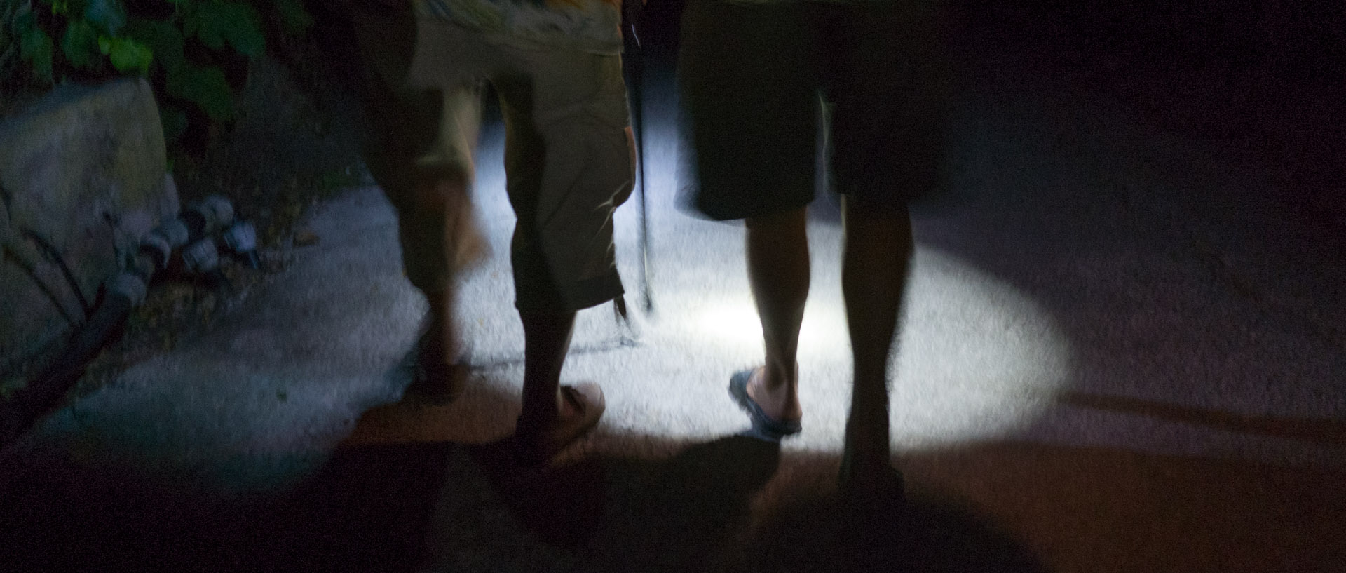 Marcheurs dans un chemin, la nuit, à l'île du Levant.