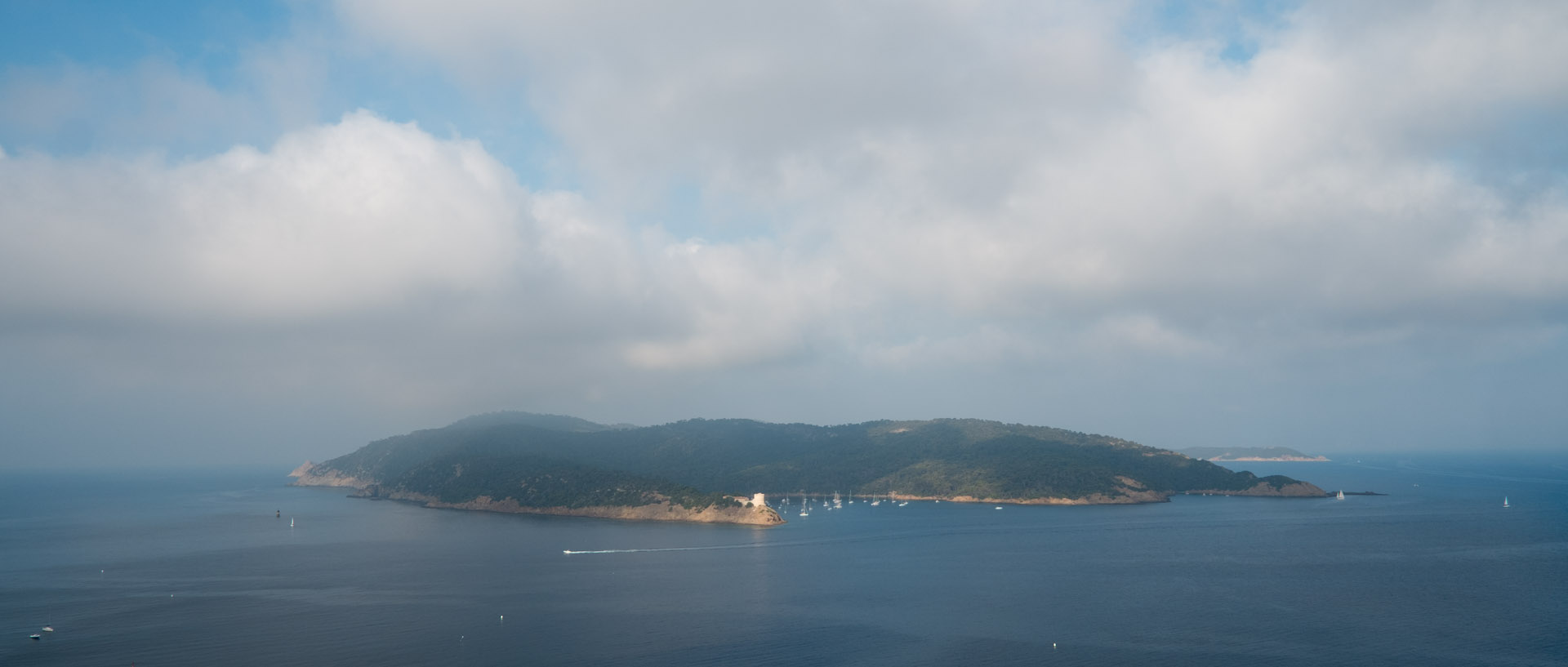 Nuages sur Port-Cros.