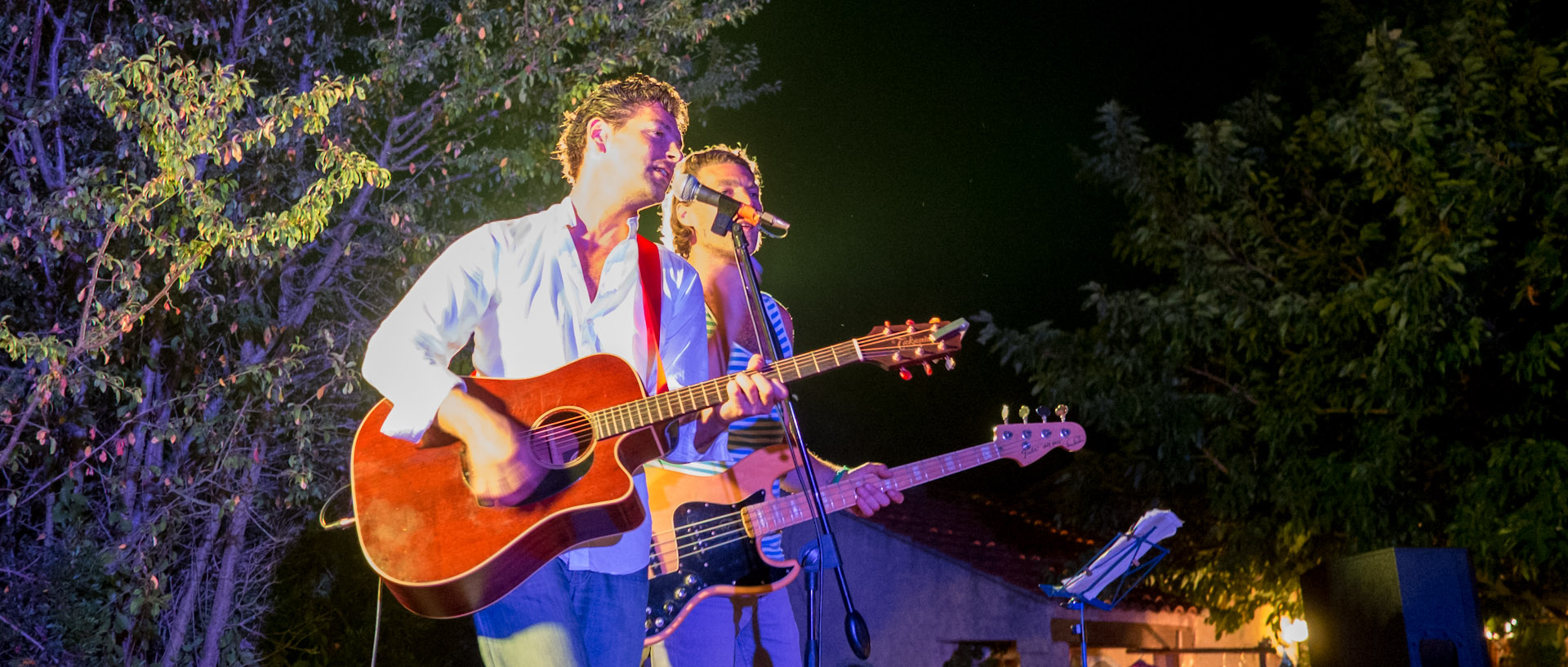 Donoré en concert, place du village d'Héliopolis, à l'île du Levant.