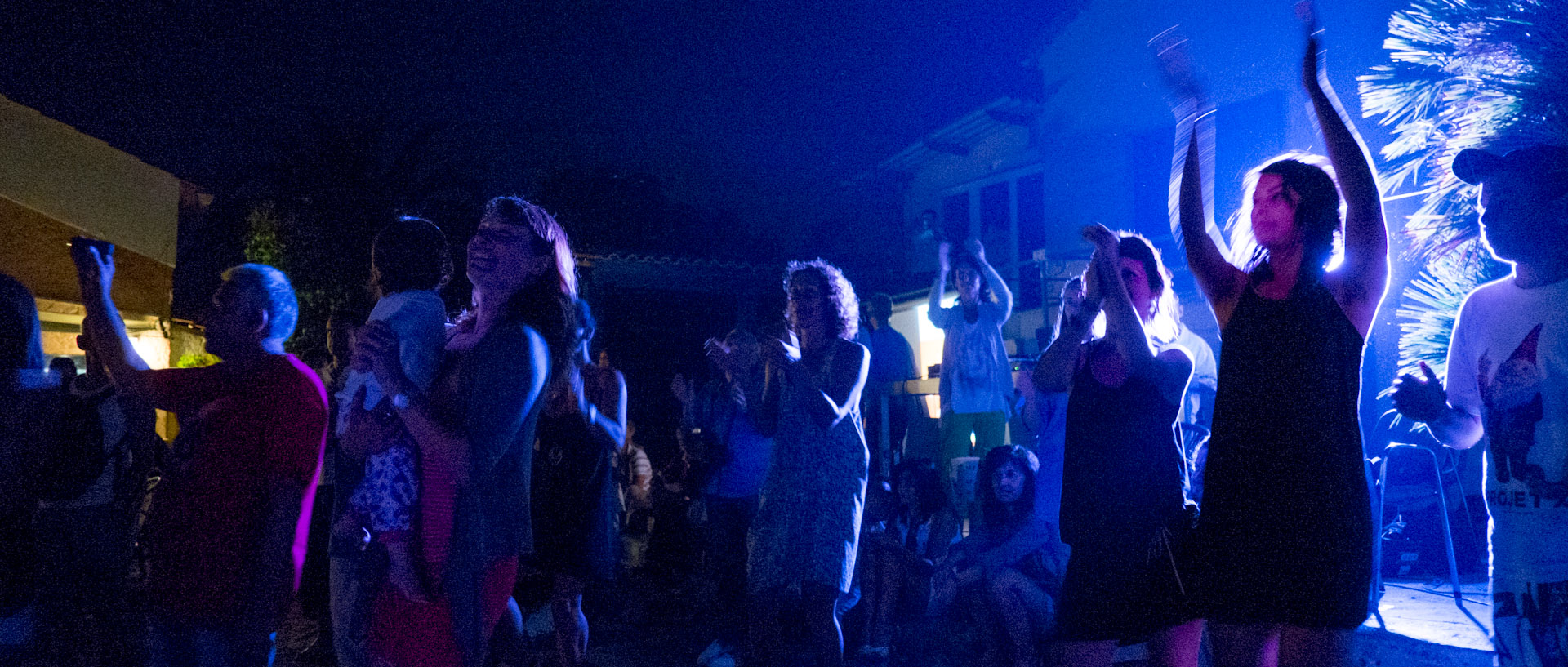 Public pendant un concert de Donoré, place du village d'Héliopolis, à l'île du Levant.