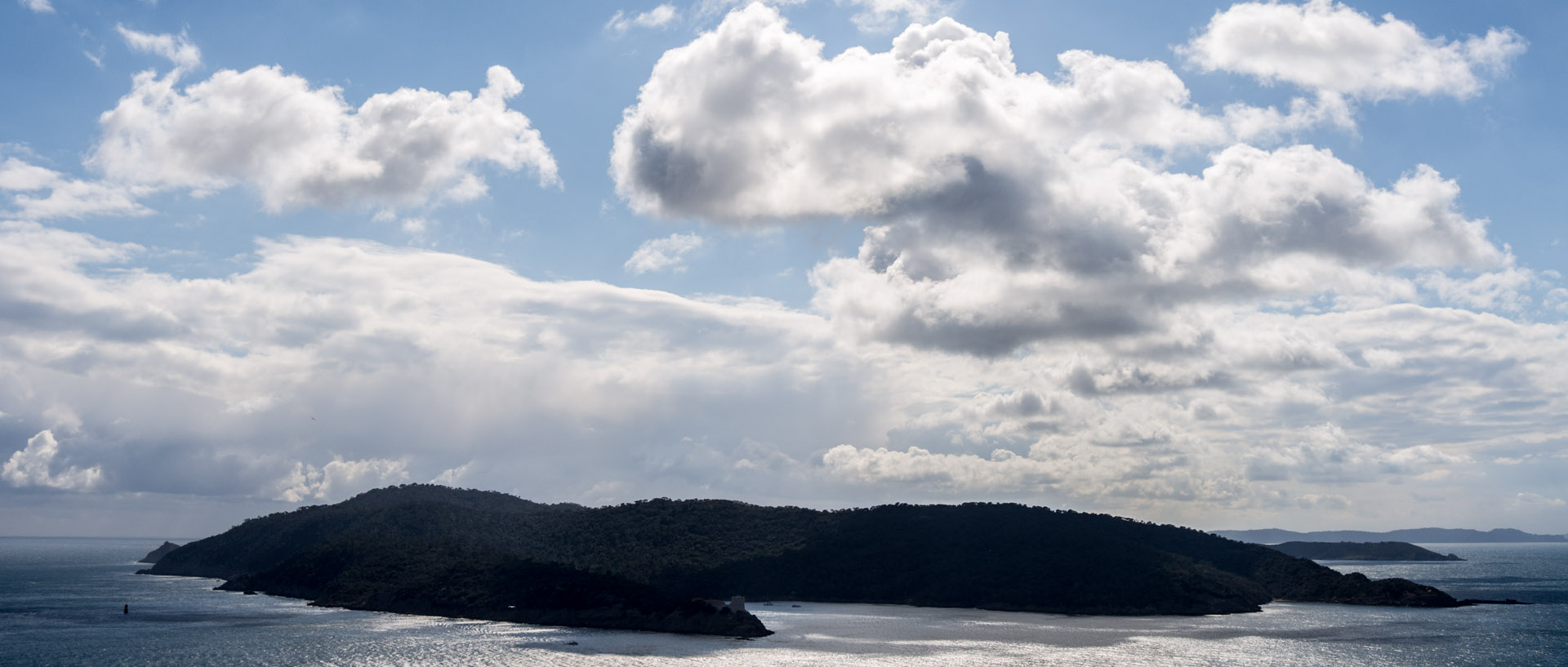 Nuages sur Port Cros, vus depuis l'île du Levant.