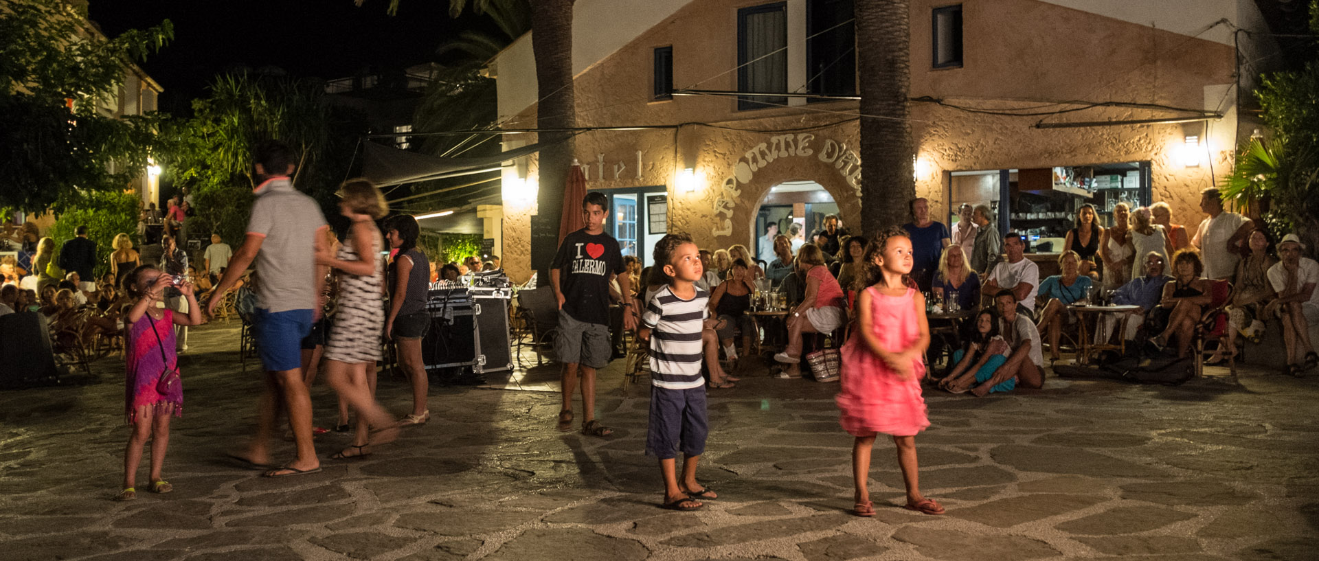 Samedi 3 août 2013, 22:42, place du village d'Héliopolis, Ile du Levant