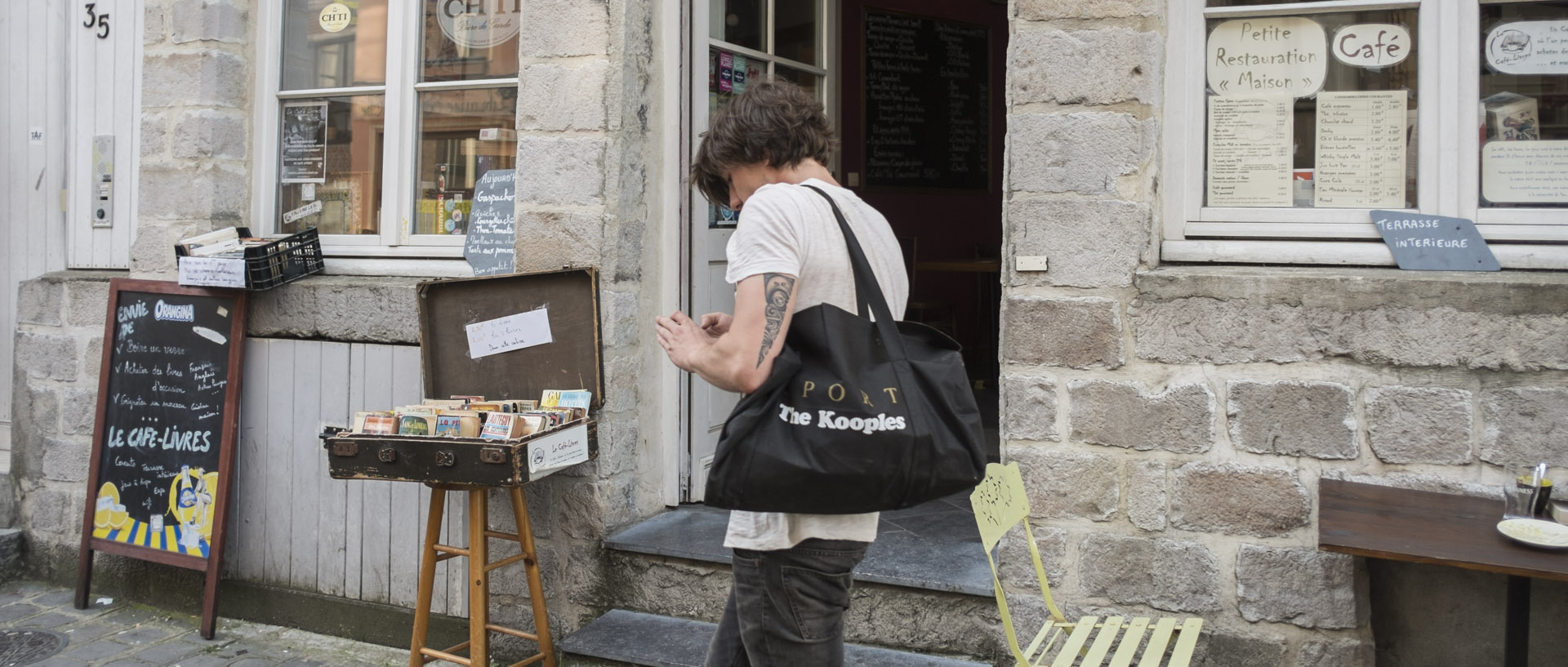 A lire / To read Mercredi 11 juin 2014, 19:12, rue des Bouchers, Lille