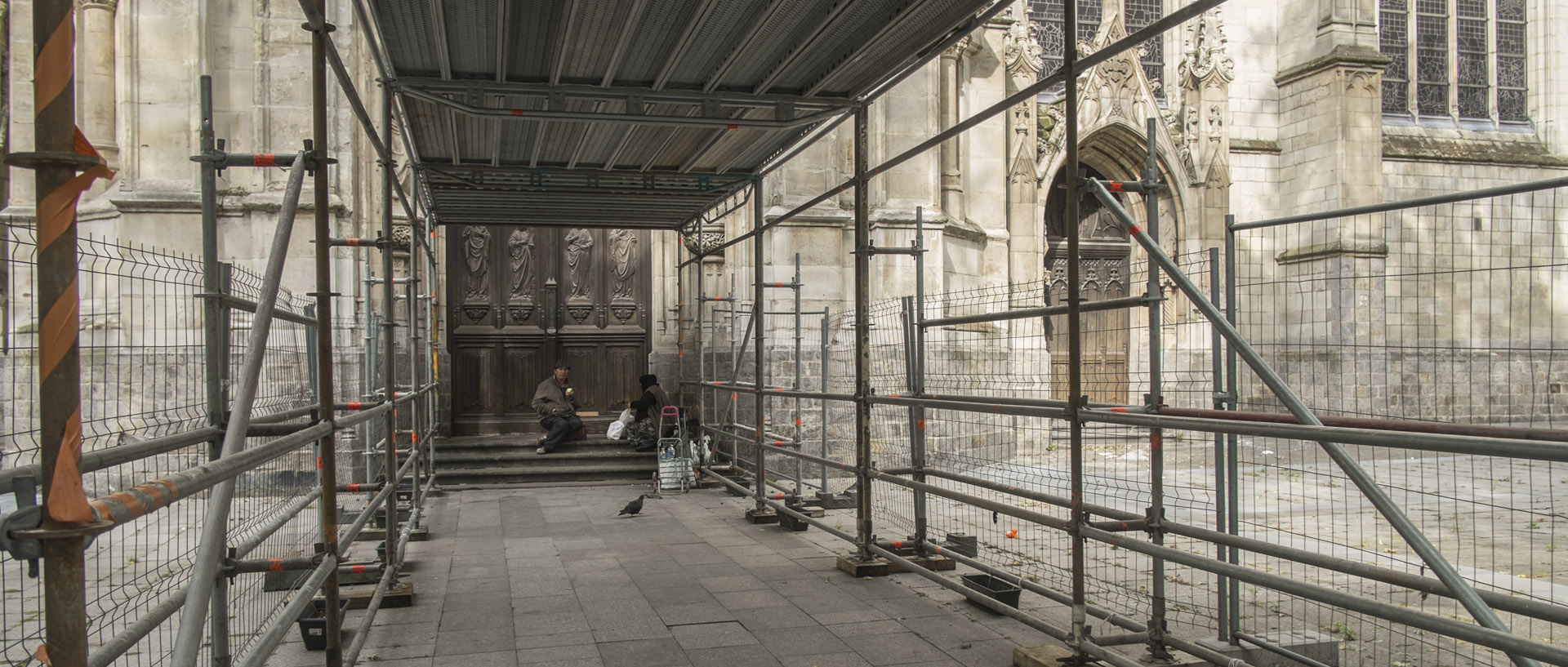 Parvis en cage / Parvis in cage Mardi 17 juin juin 2014, 18:17, parvis Saint-Maurice, Lille