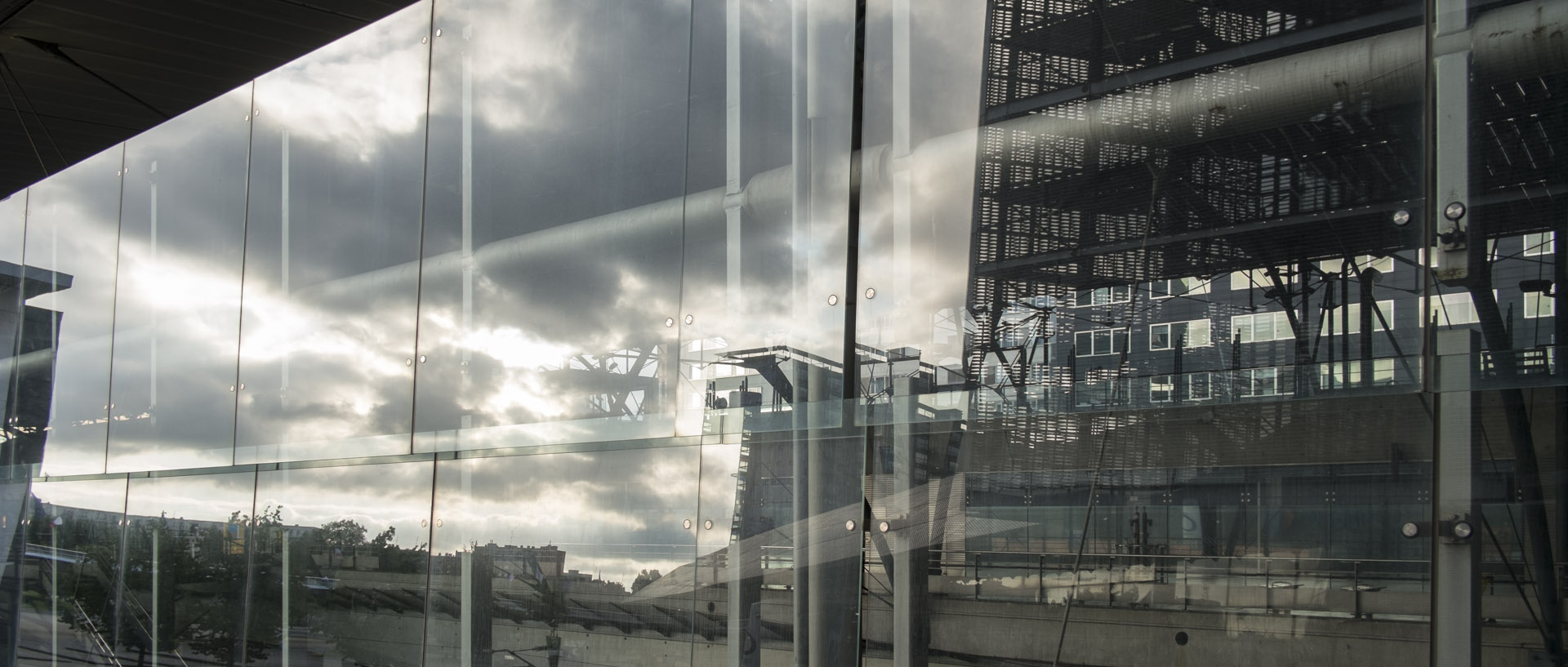 Nuages en gare / Clouds in railway station Mercredi 18 juin juin 2014, 20:27, gare Lille Europe