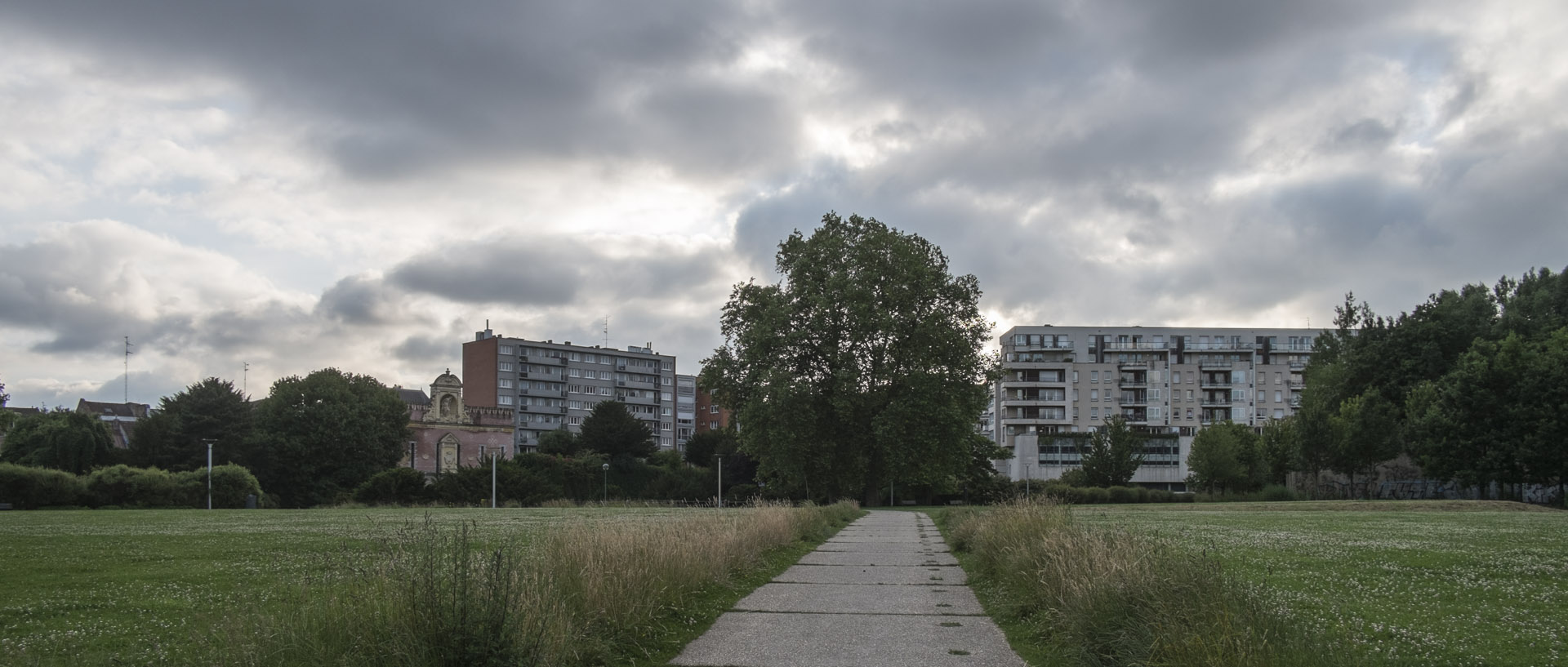 Nuages en chemin / Clouds in way Mercredi 18 juin juin 2014, 20:32, parc Henri-Matisse, Lille
