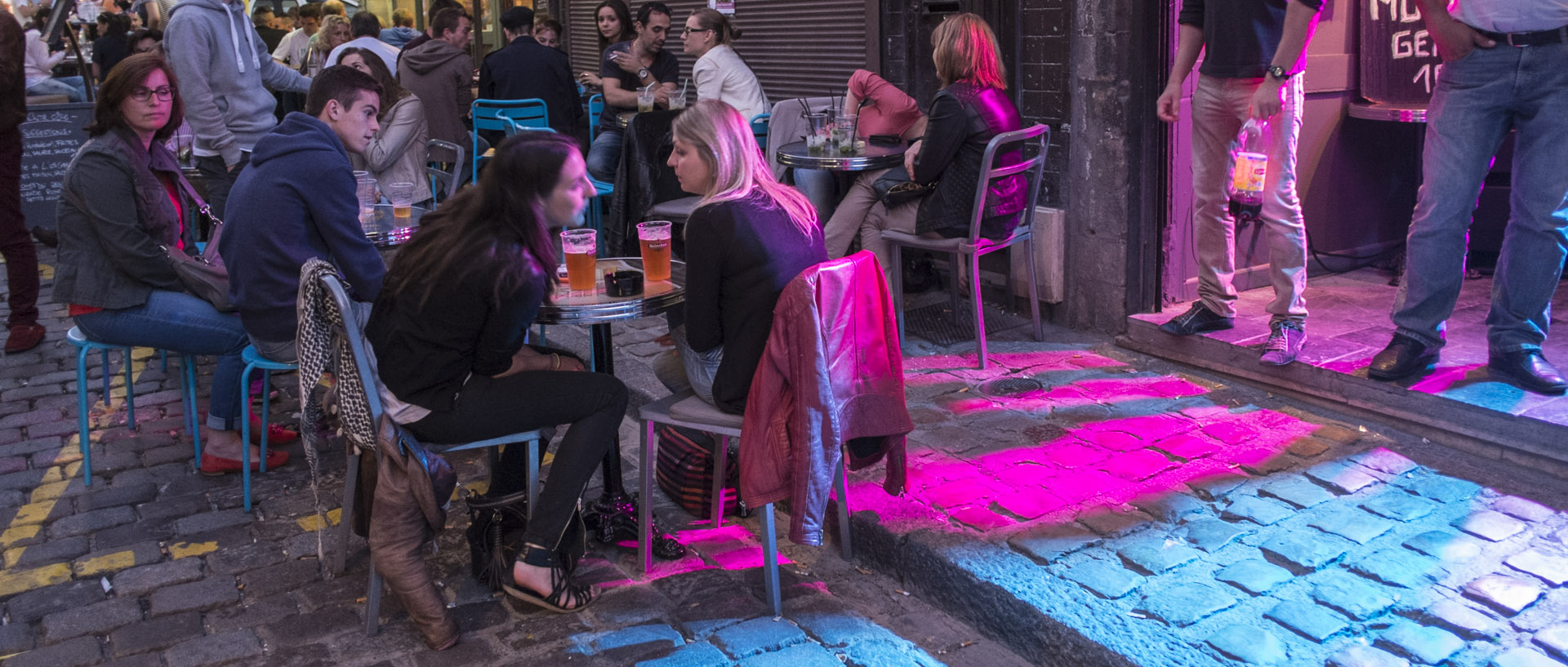 Terrasse en couleurs / Colored sidewalk Samedi 21 juin juin 2014, 22:27, rue de Gand, Lille