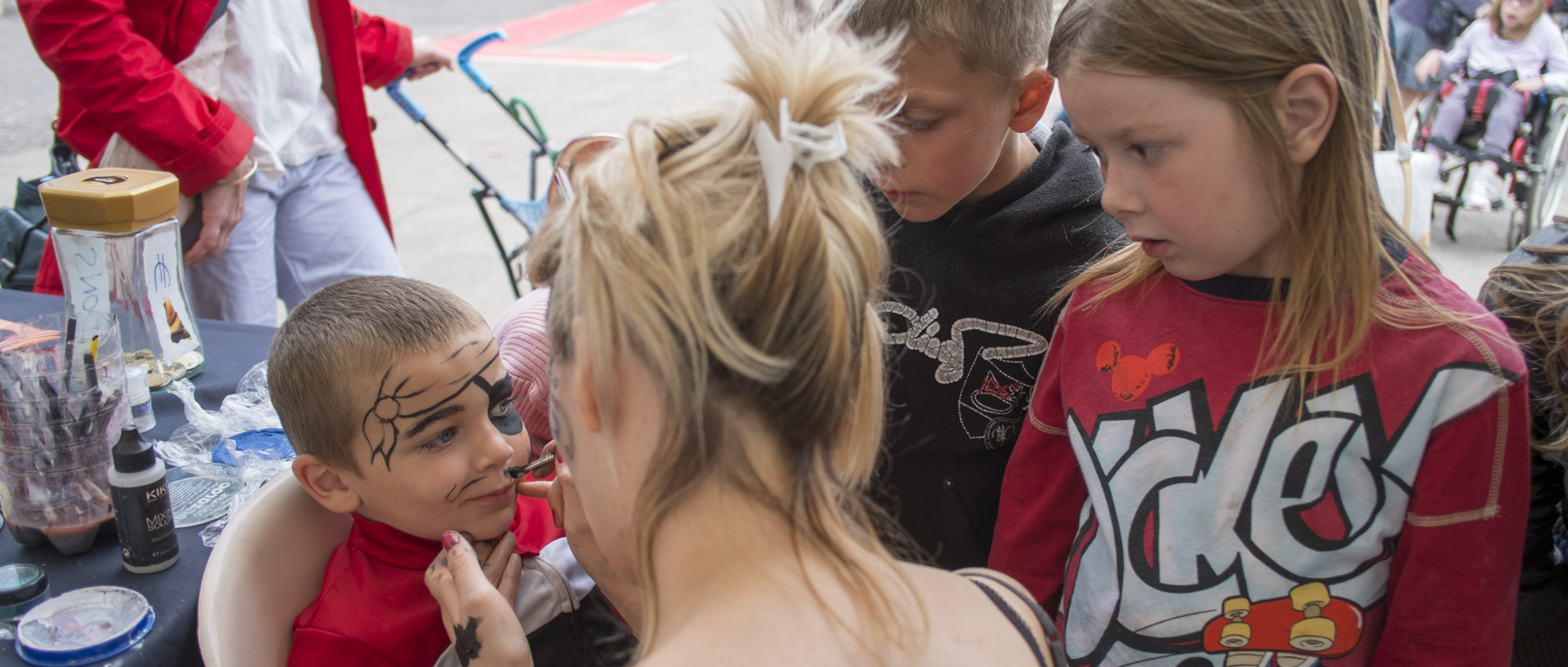 Maquillage avec la Tribu / Make up with the Tribu Samedi 5 juillet 2014, 17:38, place de la République, Lille