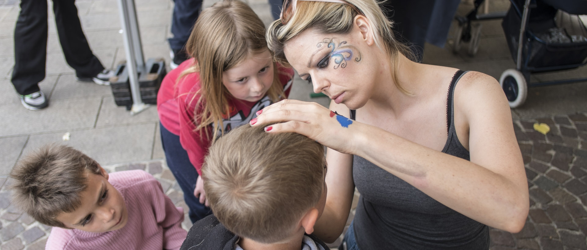 Maquillage avec la Tribu / Make up with the Tribu Samedi 5 juillet 2014, 17:42, place de la République, Lille