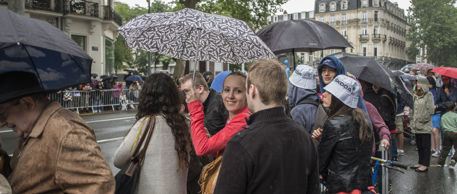 La caravane passe / Passing publicity caravan Mardi 8 juillet 2014, 16:06, boulevard de la Liberté, Lille