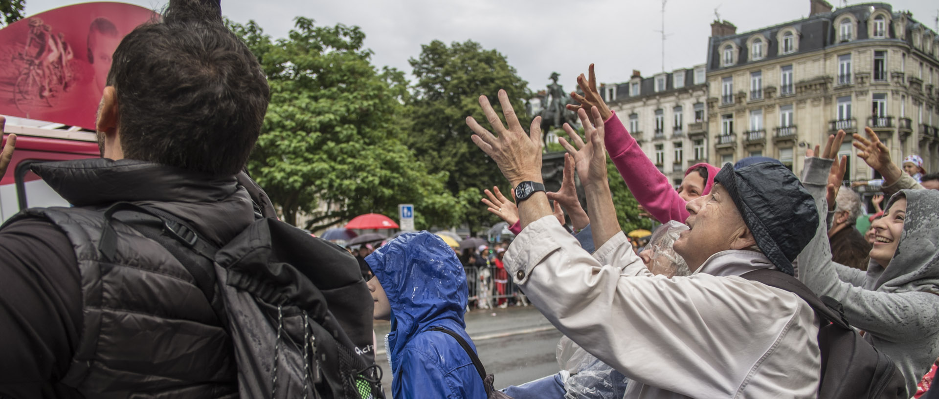 La caravane passe / Passing publicity caravan Mardi 8 juillet 2014, 16:09, boulevard de la Liberté, Lille