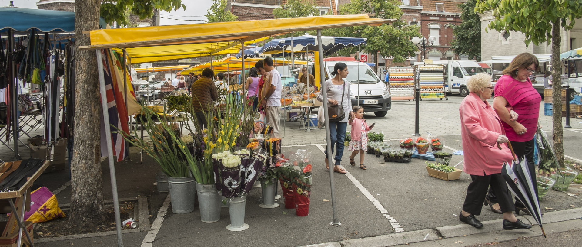 Le marché Saint-Pierre / Saint-Pierre market Dimanche 20 juillet 2014, 12:09, place de la Liberté, Croix